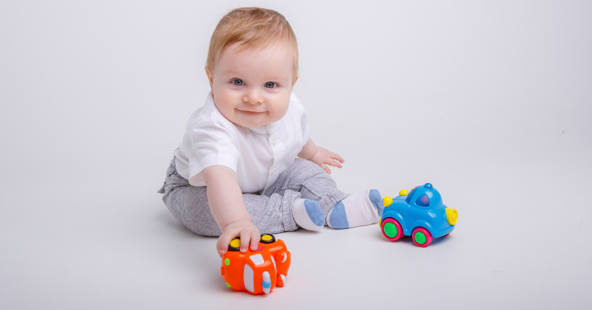 Beba se igra sa autićima